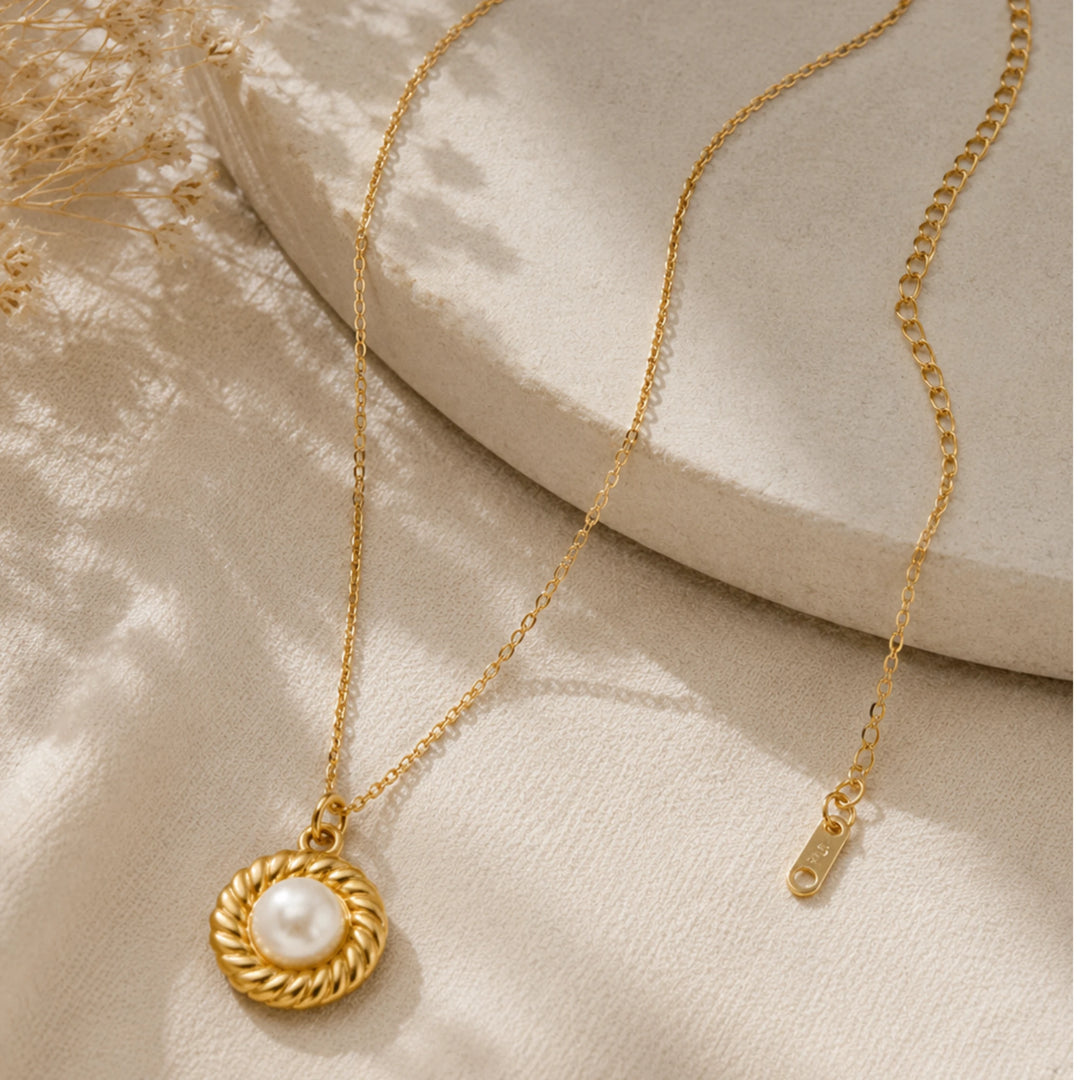 Cultured pearl pendant